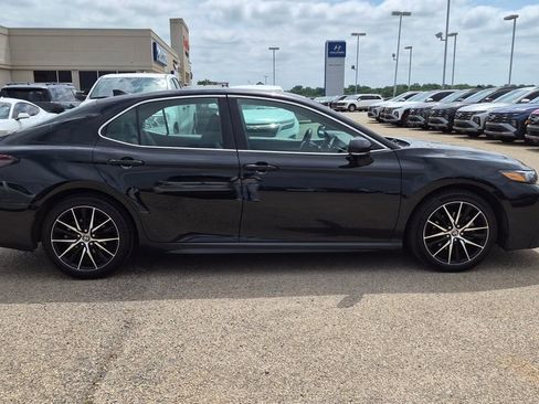 Used 2023 Toyota Camry SE FWD image 2