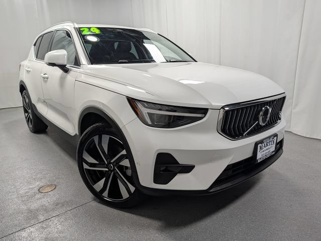 Used 2024 Volvo XC40 B5 Ultimate w/ Protection Package Premier AWD/4WD image 2