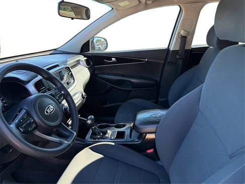 Used 2018 Kia Sorento L image 10