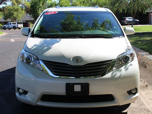 Used 2017 Toyota Sienna XLE Premium image 32