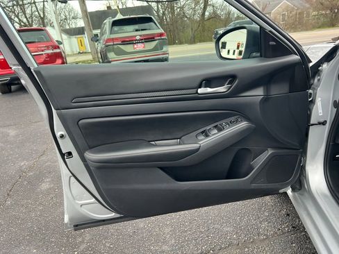 Used 2025 Nissan Altima 2.5 SV image 13