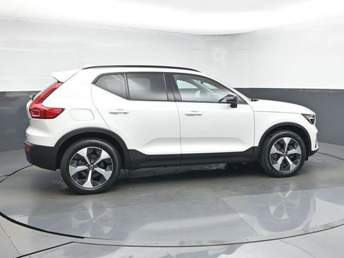 Used 2024 Volvo XC40 B5 Plus image 8