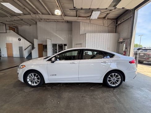 Used 2019 Ford Fusion SE FWD image 1