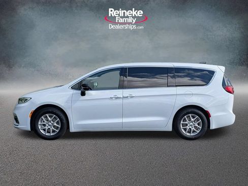 Used 2024 Chrysler Pacifica Touring-L FWD image 9