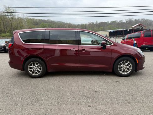 Used 2017 Chrysler Pacifica Touring image 4