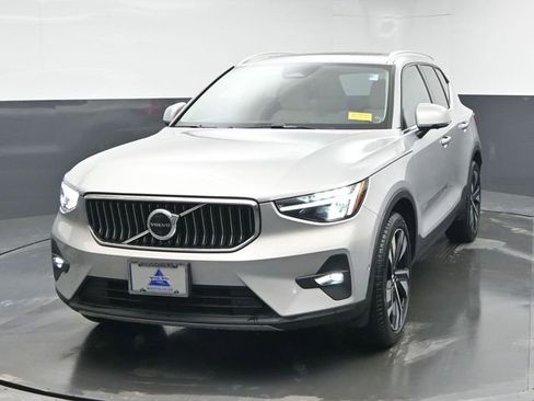 Used 2023 Volvo XC40 B5 Plus w/ Climate Package image 3