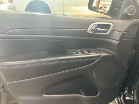 Used 2019 Jeep Grand Cherokee Laredo image 17