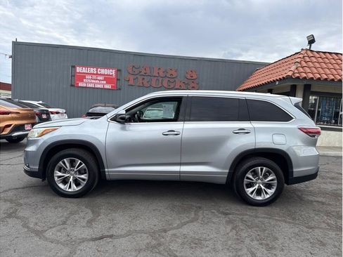 Used 2015 Toyota Highlander XLE FWD image 2