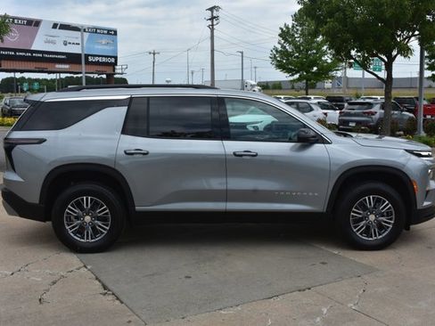 New 2026 Chevrolet Traverse LT w/ Driver Confidence Package FWD image 4