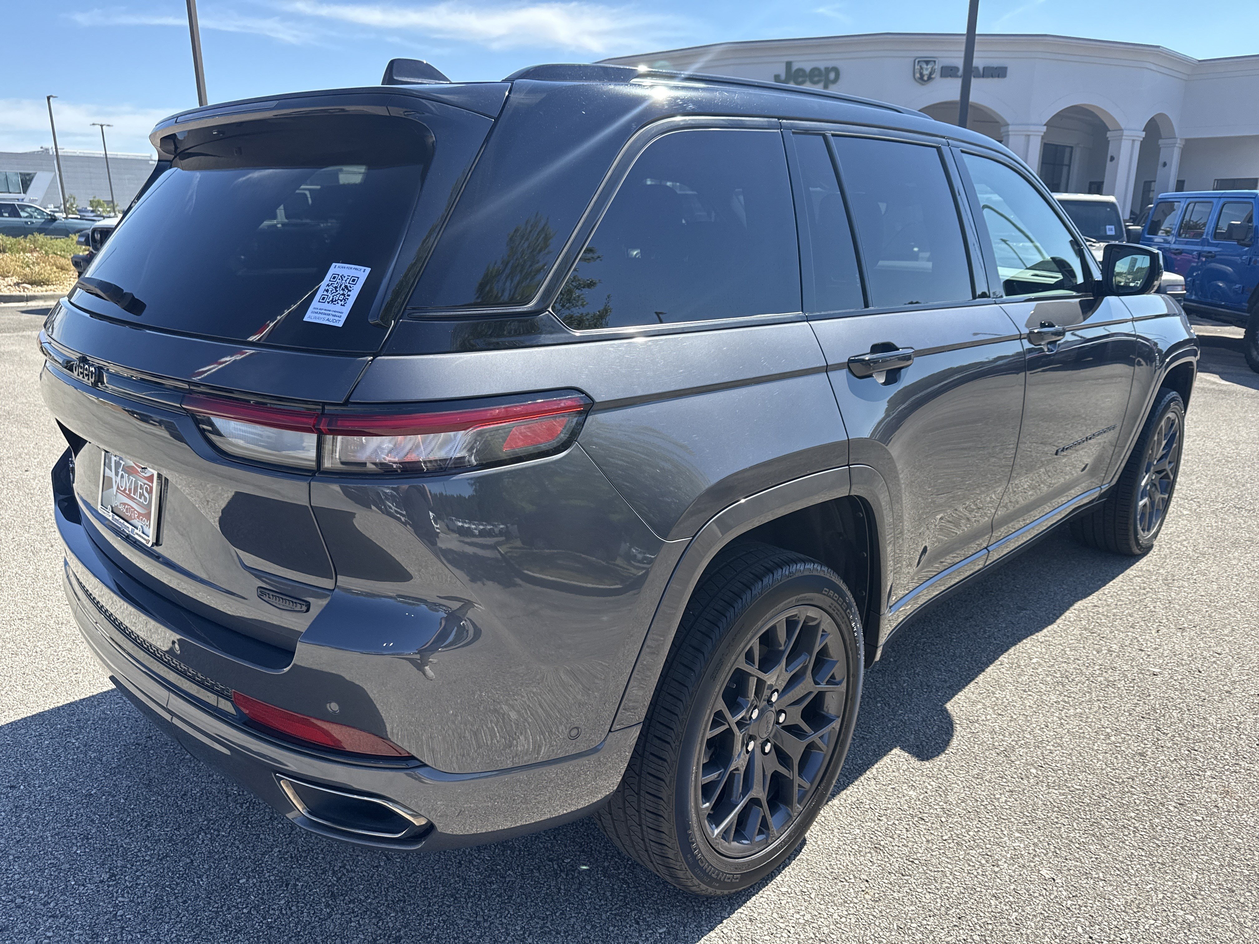 Used 2025 Jeep Grand Cherokee Summit w/ Obsidian Package AWD/4WD image 7
