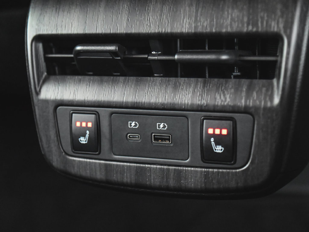 Used 2024 Nissan Ariya AWD image 31