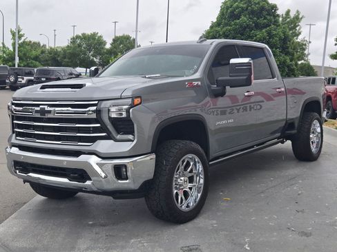 Used 2024 Chevrolet Silverado 2500 LTZ w/ LTZ Convenience Package AWD/4WD image 3