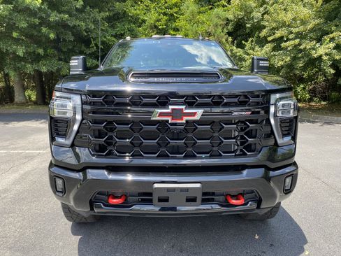 Used 2024 Chevrolet Silverado 2500 ZR2 w/ Technology Package AWD/4WD image 3