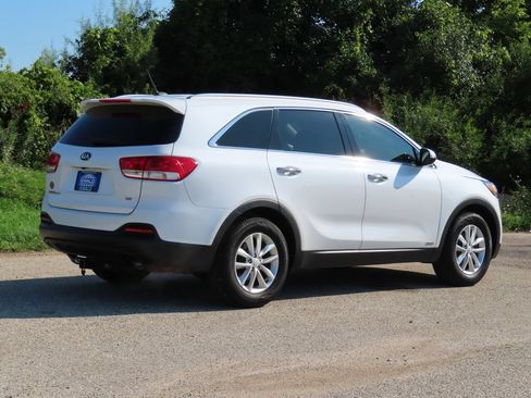 Used 2017 Kia Sorento AWD image 3