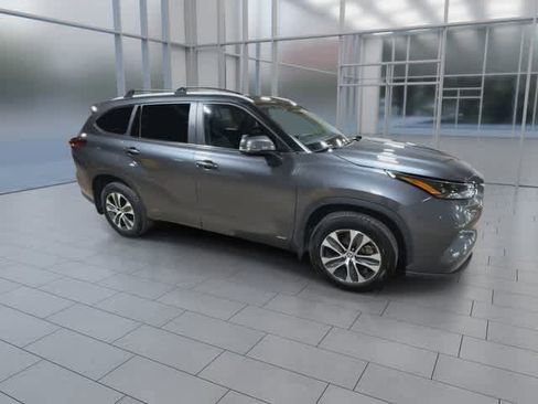 Used 2023 Toyota Highlander XLE AWD/4WD image 2