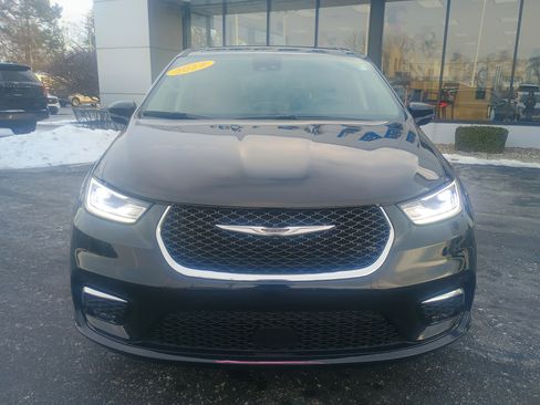 Used 2024 Chrysler Pacifica Touring-L image 2