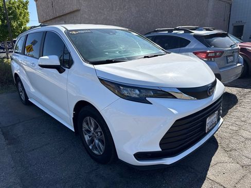 Used 2025 Toyota Sienna LE FWD image 6