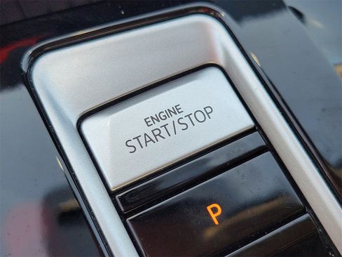 Used 2025 Volkswagen Atlas SE image 29