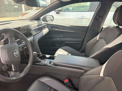 Used 2025 Toyota Camry SE w/ Convenience Package image 10