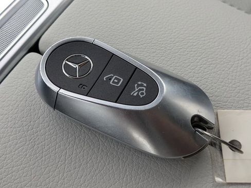 Used 2025 Mercedes-Benz GLC 300 4MATIC image 31