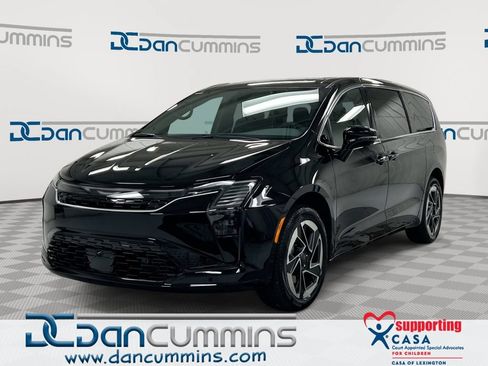New 2027 Chrysler Pacifica Limited w/ Family Tech Group AWD/4WD image 1