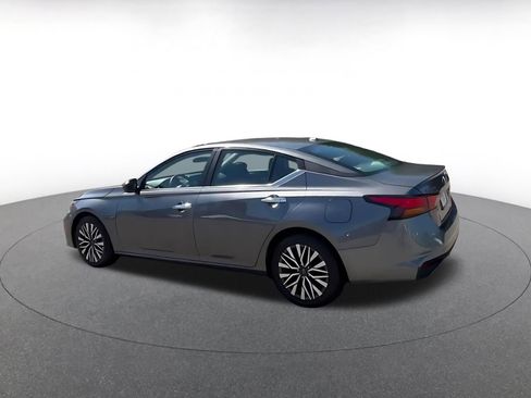 Used 2025 Nissan Altima 2.5 SV FWD image 10