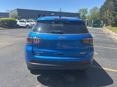 Used 2022 Jeep Compass Latitude w/ Convenience Group AWD/4WD image 3