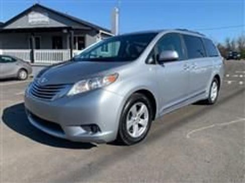 Used 2016 Toyota Sienna LE image 9