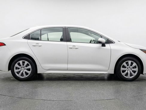 Used 2025 Toyota Corolla LE image 9