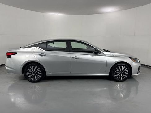 Used 2024 Nissan Altima 2.5 SV FWD image 35