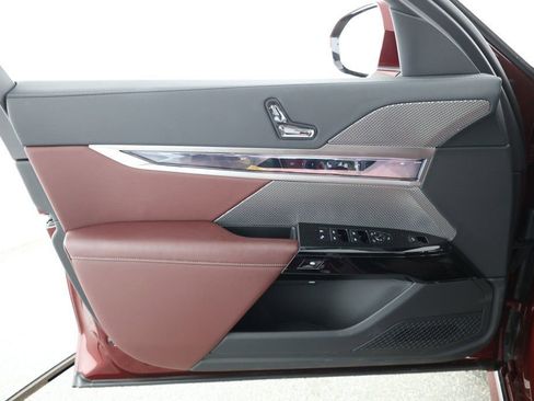 Used 2024 BMW i7 eDrive50 image 10