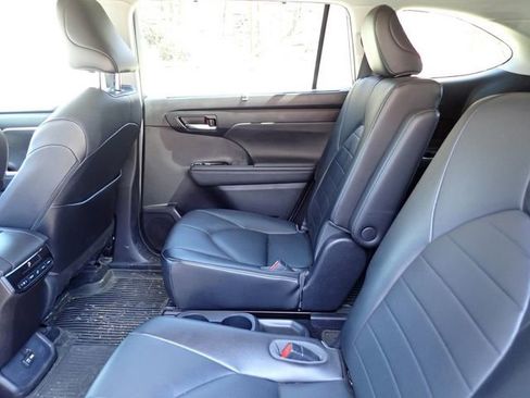 Certified 2021 Toyota Highlander XLE image 11