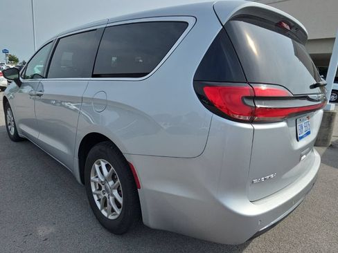Used 2024 Chrysler Pacifica Touring-L FWD image 7