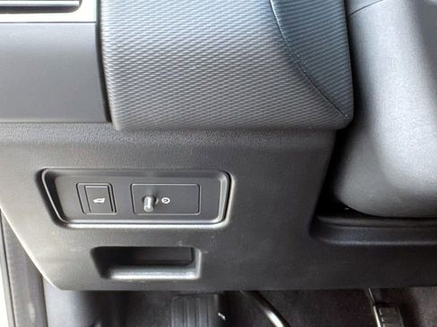 Used 2025 Land Rover Discovery Dynamic SE AWD/4WD image 30