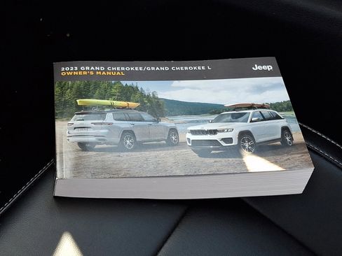 Certified 2023 Jeep Grand Cherokee Limited AWD/4WD image 28