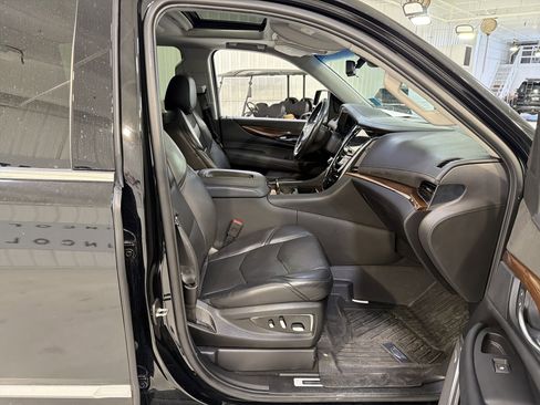 Used 2019 Cadillac Escalade ESV Premium Luxury image 15