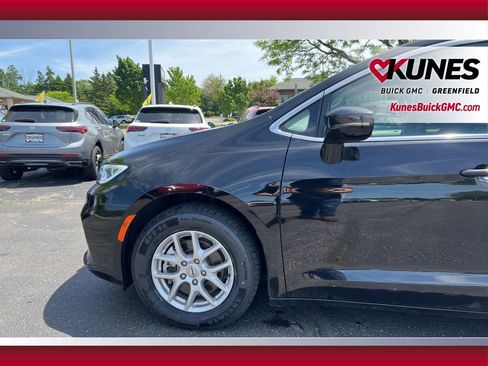Used 2024 Chrysler Pacifica Touring-L FWD image 15