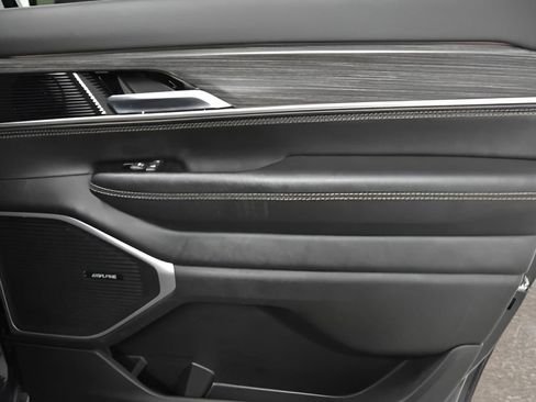 Used 2024 Jeep Wagoneer L Series II image 16