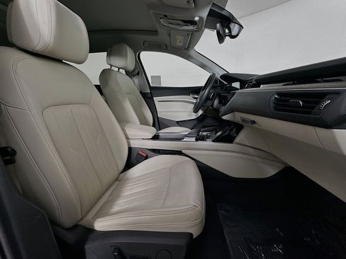 Used 2022 Audi e-tron Premium w/ Convenience Plus Package image 8