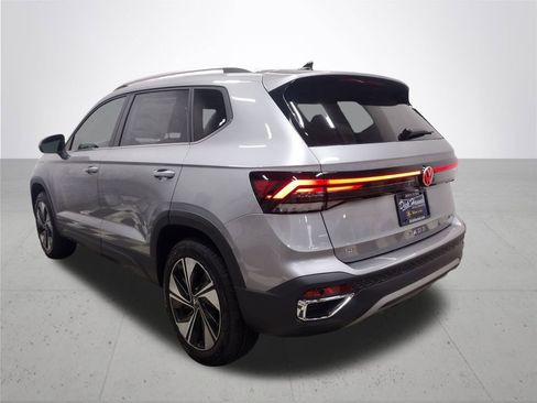 New 2025 Volkswagen Taos SE image 10