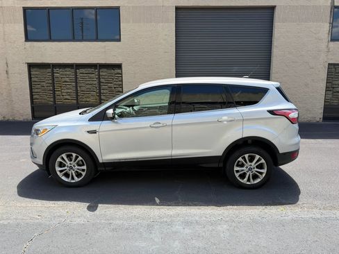 Used 2017 Ford Escape SE FWD image 3