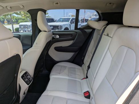 Certified 2022 Volvo XC40 T4 Momentum FWD image 14