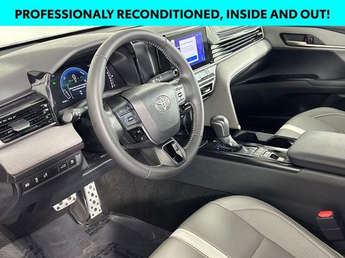 Used 2025 Toyota Camry SE w/ Convenience Package image 7
