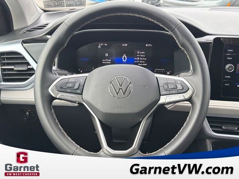 Certified 2025 Volkswagen Taos SE image 15