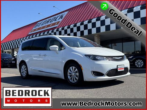 Used 2017 Chrysler Pacifica Touring-L FWD image 1