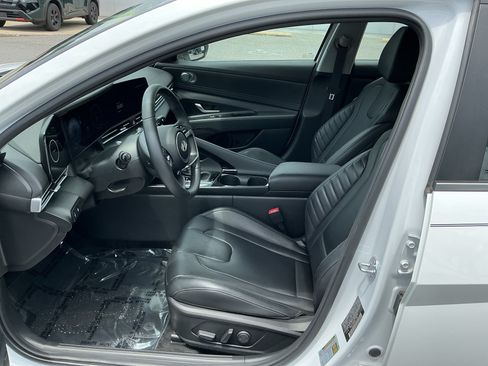 Used 2025 Hyundai Elantra Limited FWD image 10