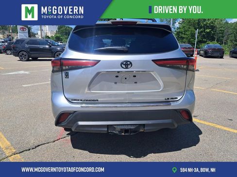 Used 2022 Toyota Highlander LE AWD/4WD image 4