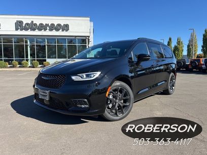 New 2026 Chrysler Pacifica Select w/ S Appearance Package