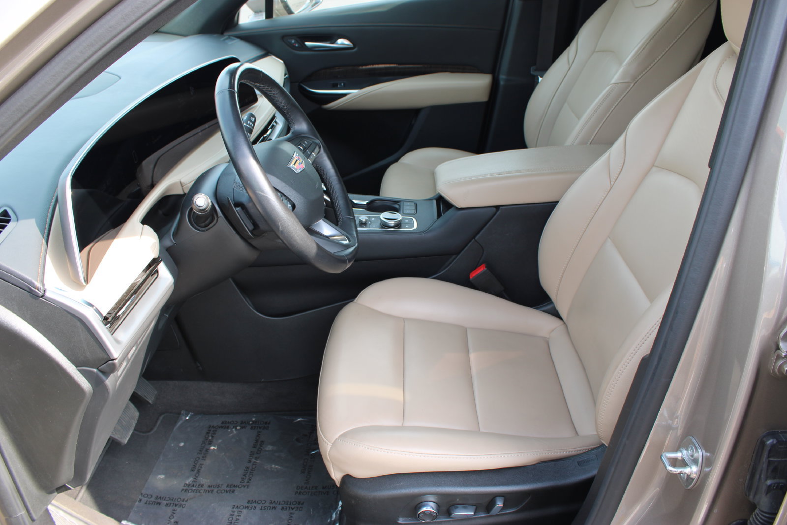 Used 2025 Cadillac XT4 Premium Luxury FWD image 11