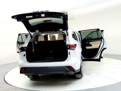 Used 2024 Toyota Highlander Limited image 11